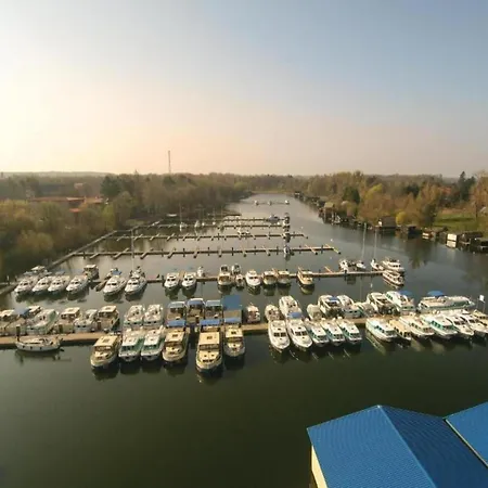 Tolles In Der Seenplatte 아파트 레힐린